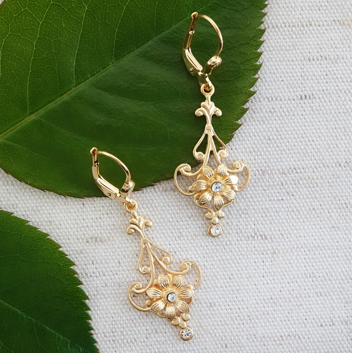 La Vie Gold Filigree Earrings With Flower